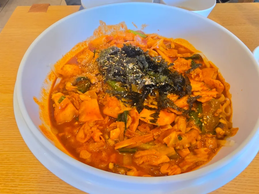 海苔をのせた辛い麺料理