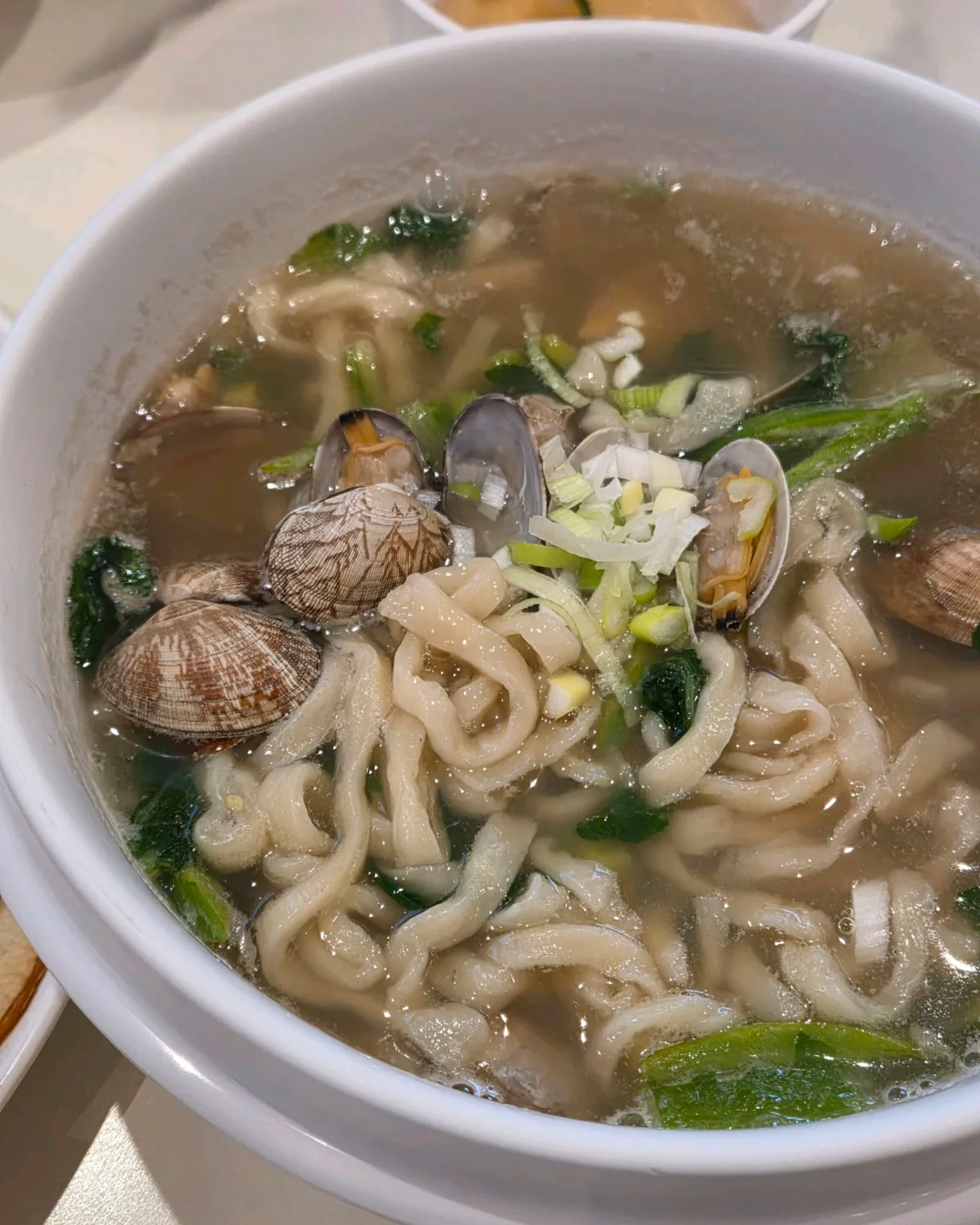 新羅製麺 慶州店 — アサリ入りのカルグクス