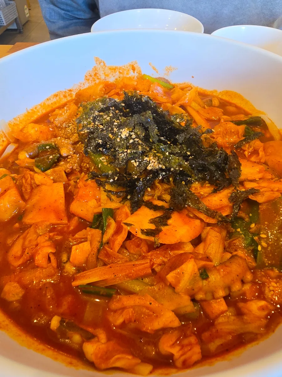新羅製麺 慶州店 — 海苔をのせたカルナクチ