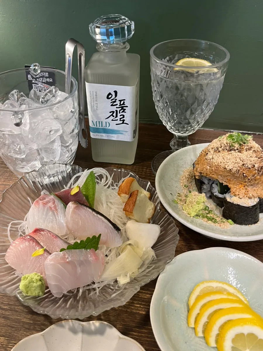 深夜食堂 記憶 — 刺身と巻き寿司が並ぶ食卓