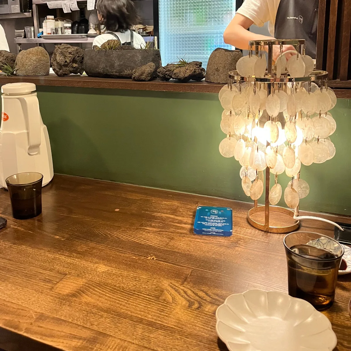 厨房に面した木のカウンター席