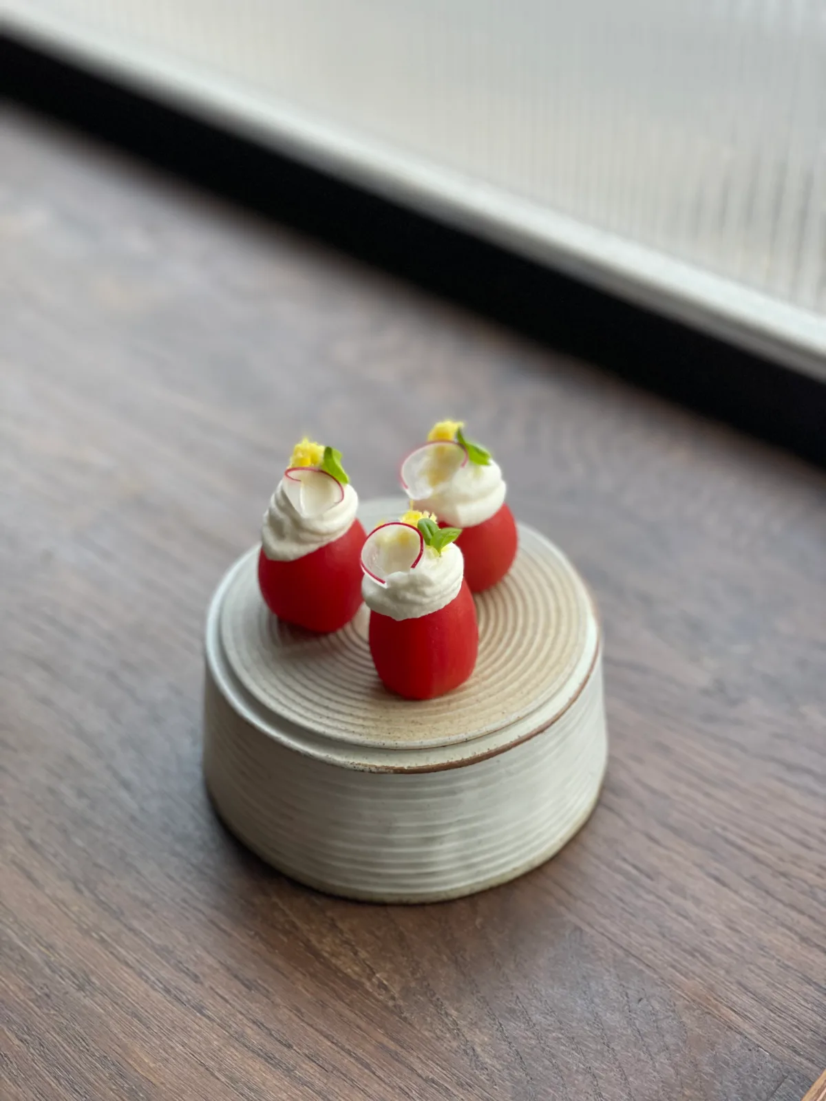 リコッタチーズをのせたトマトの前菜