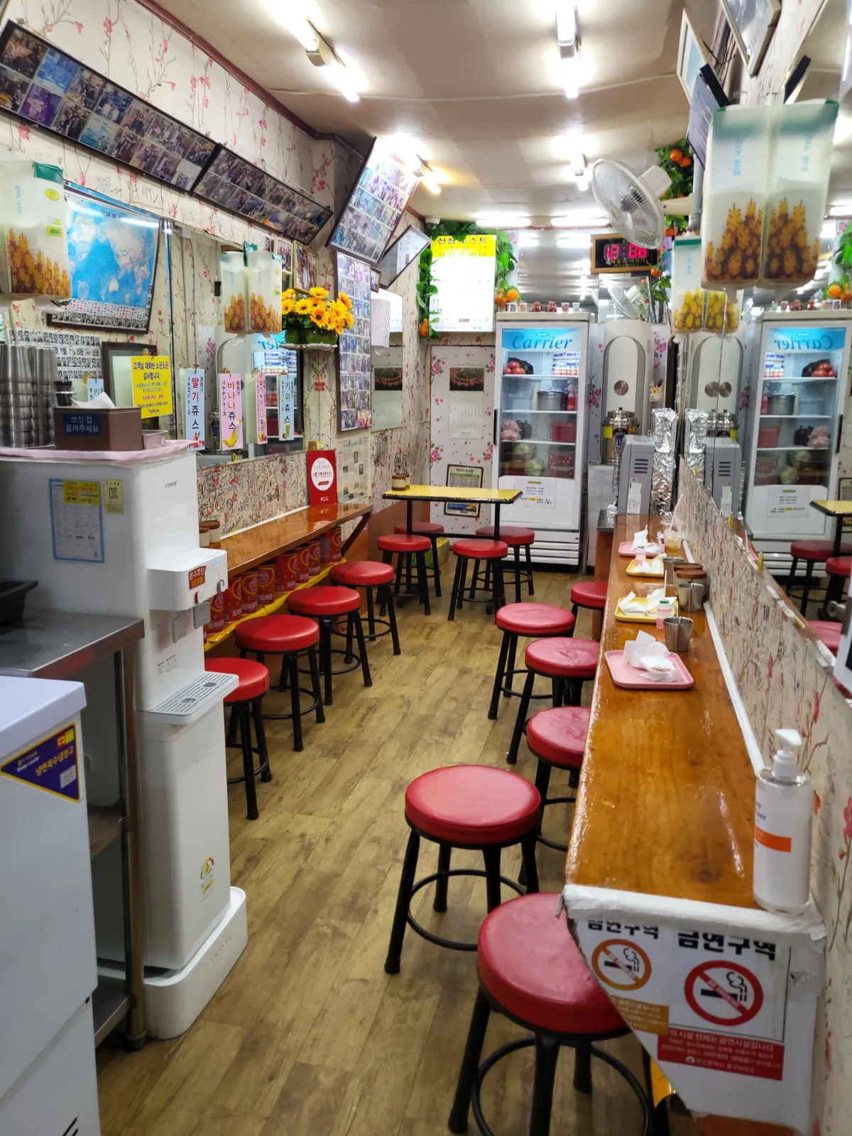 シンチャントースト — 赤い丸椅子が並ぶ細長い店内