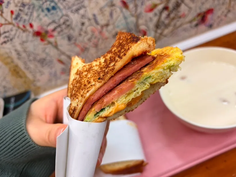 ハムと卵を挟んだ焼きトースト