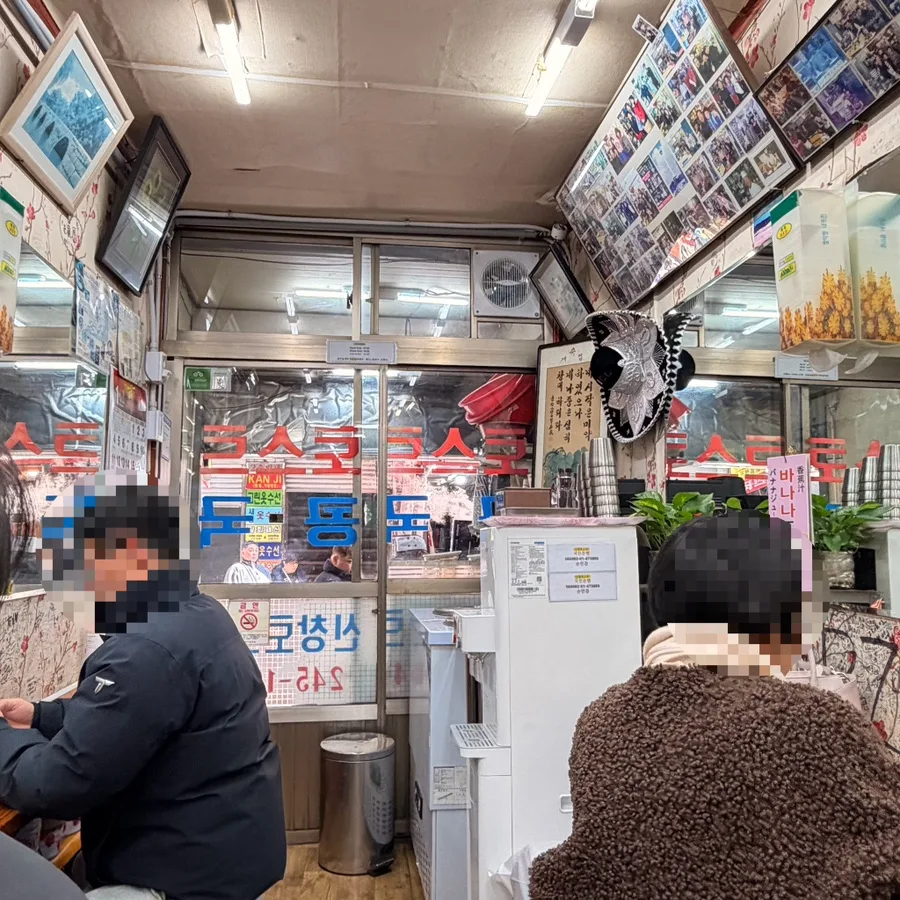 写真が並ぶ小さな店内