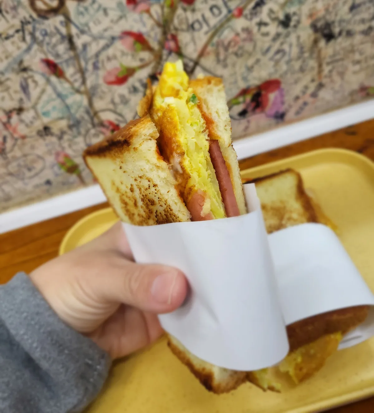 卵とハムが見えるトースト