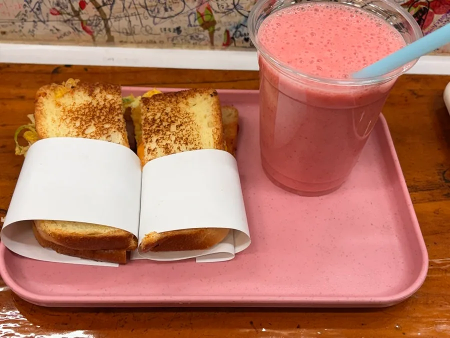 いちごジュースとトースト