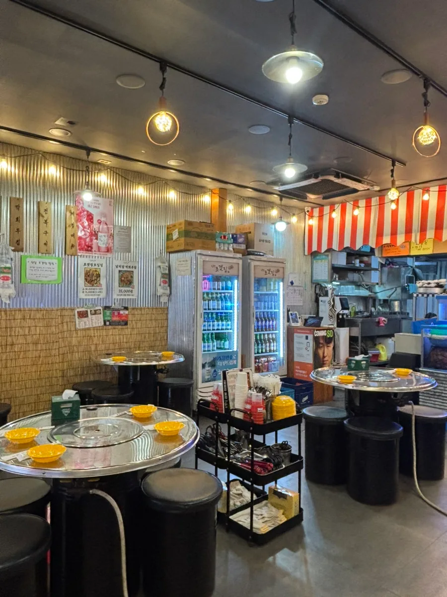 新堂チョゲチプ — 丸テーブルが並ぶ店内