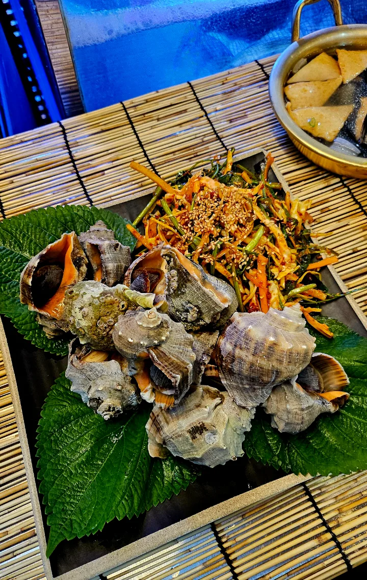 韓国産サザエの蒸し料理