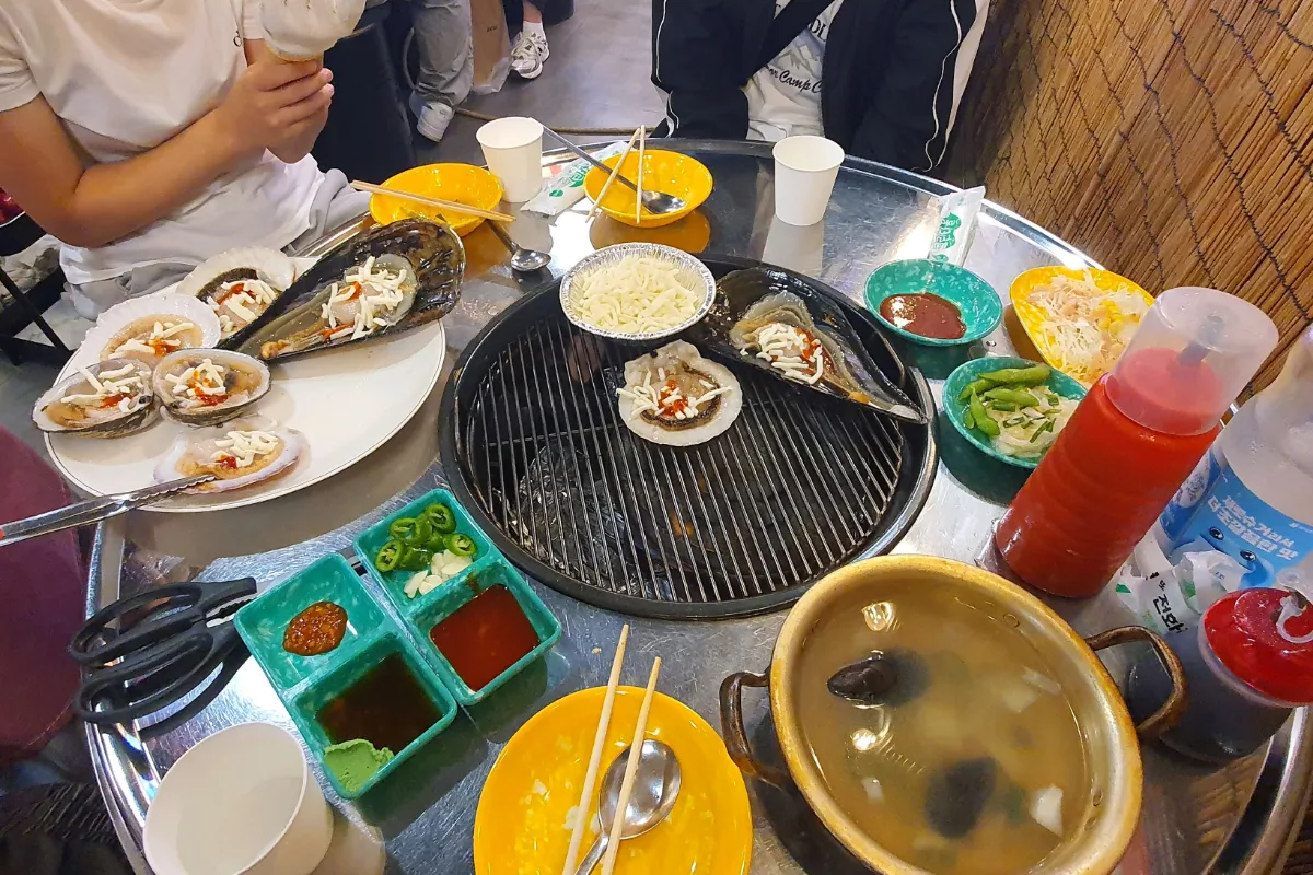 新堂チョゲチプ — 貝焼きと鍋を囲む食卓