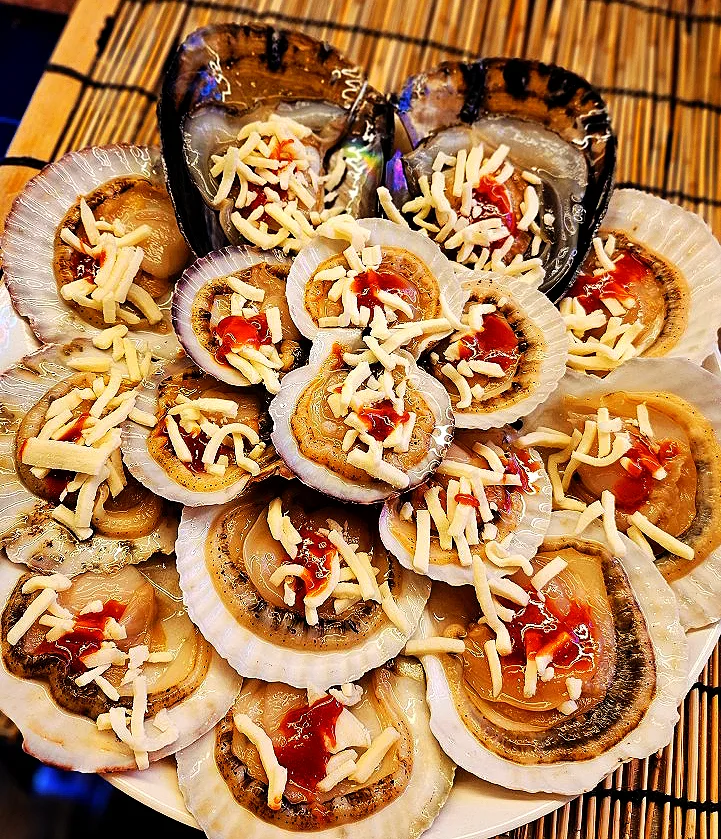 チーズとソースをのせて焼く前のホタテ