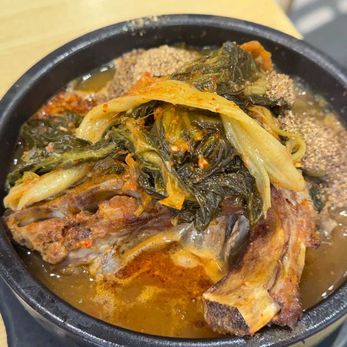 骨付き肉と青菜の入ったピョヘジャンクク