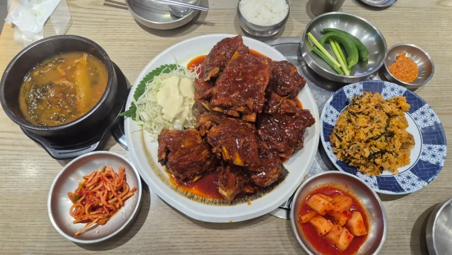 シンドングン・カムジャタン 宣陵店 — 骨付き肉を囲む食卓