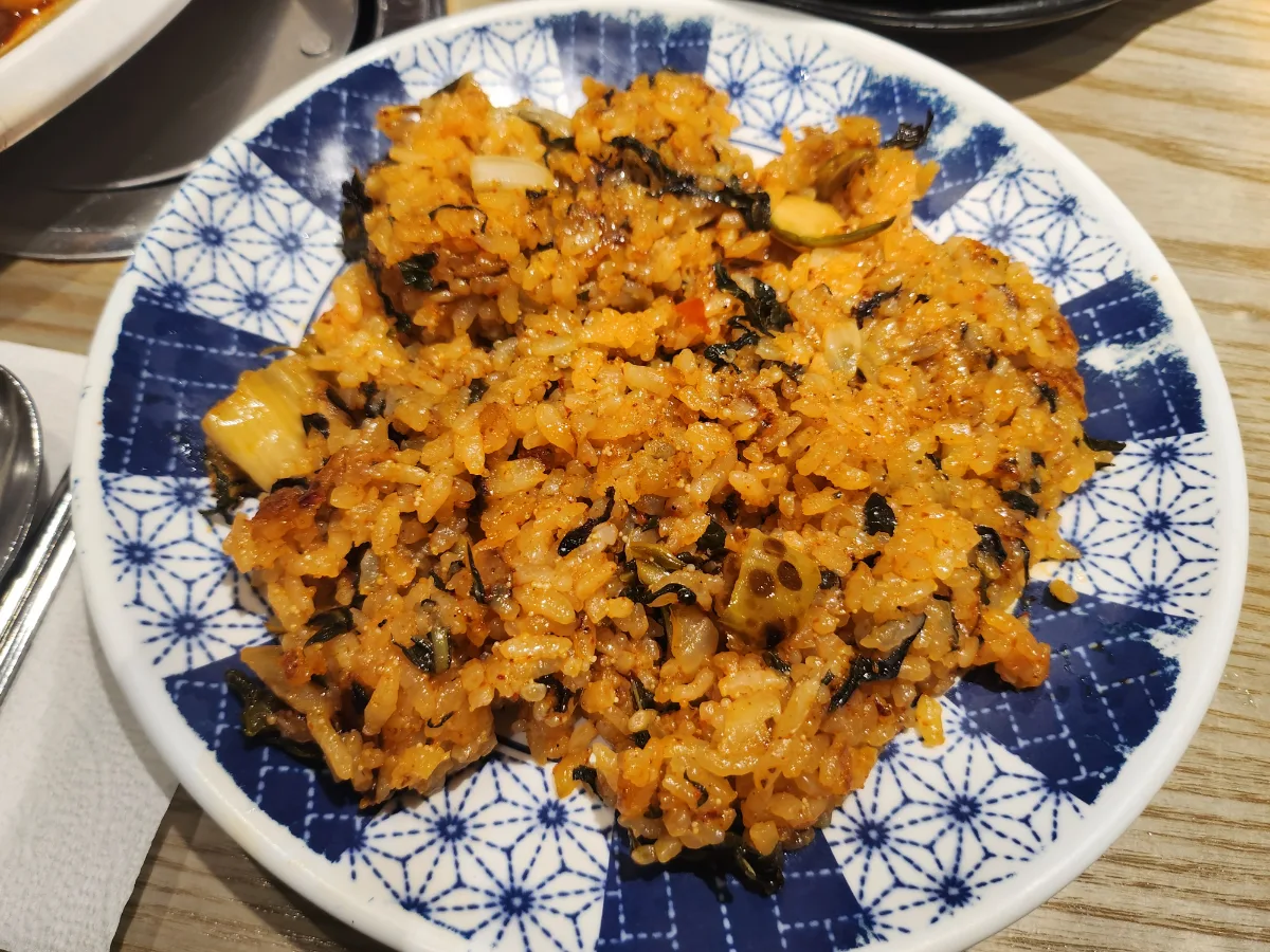 青い皿に盛った炒めご飯