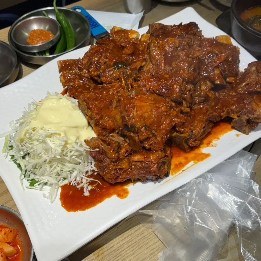 シンドングン・カムジャタン 宣陵店 — 赤いタレをまとった骨付き肉