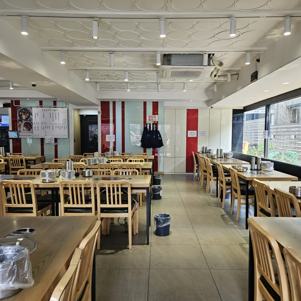 木のテーブルが並ぶ広い店内