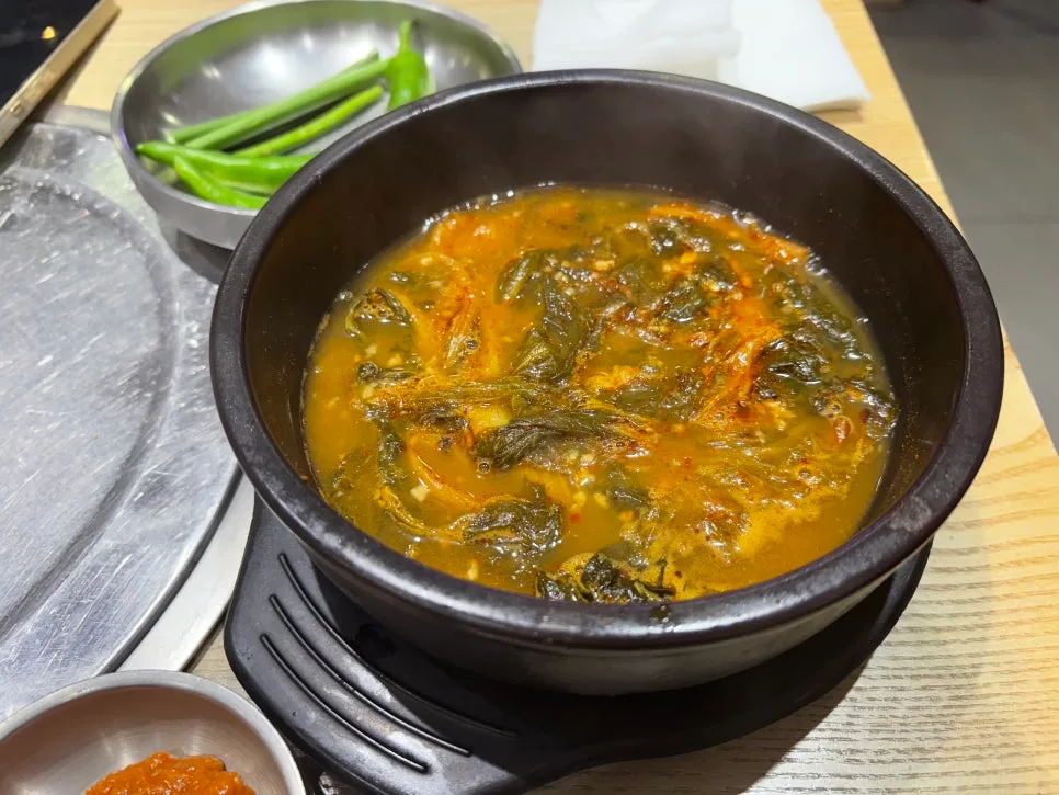 おかずと一緒に出る青菜入りのスープ