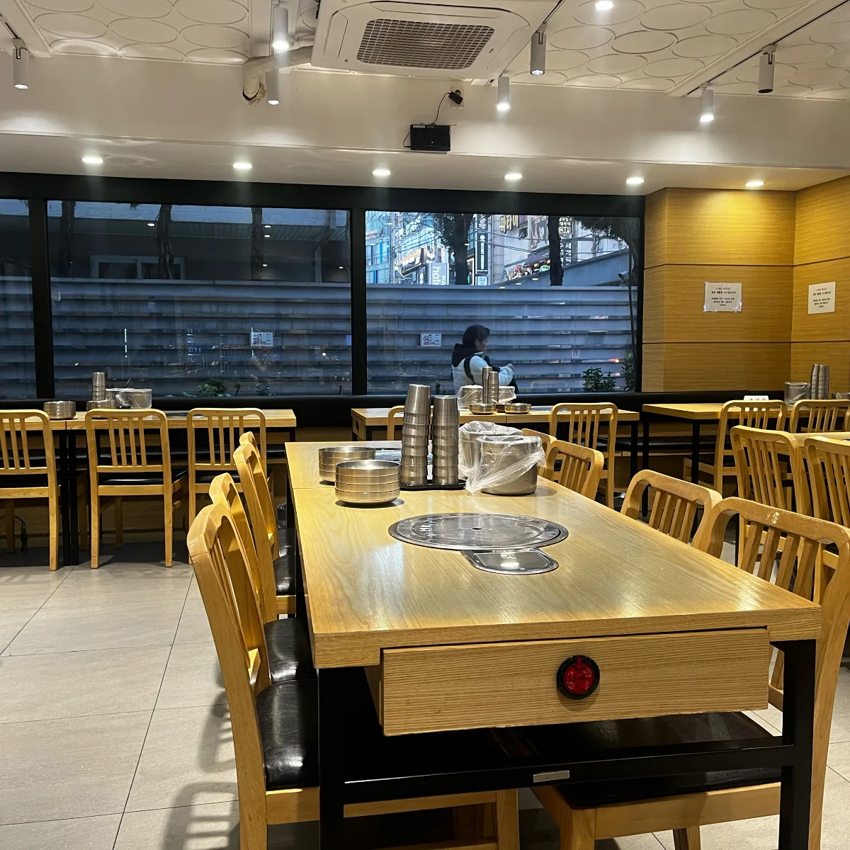 シンドングン・カムジャタン 宣陵店 — 木のテーブルと椅子が並ぶ店内