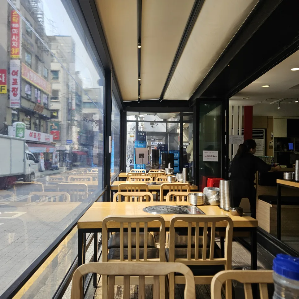 シンドングン・カムジャタン 宣陵店 — ガラス張りの窓際の席