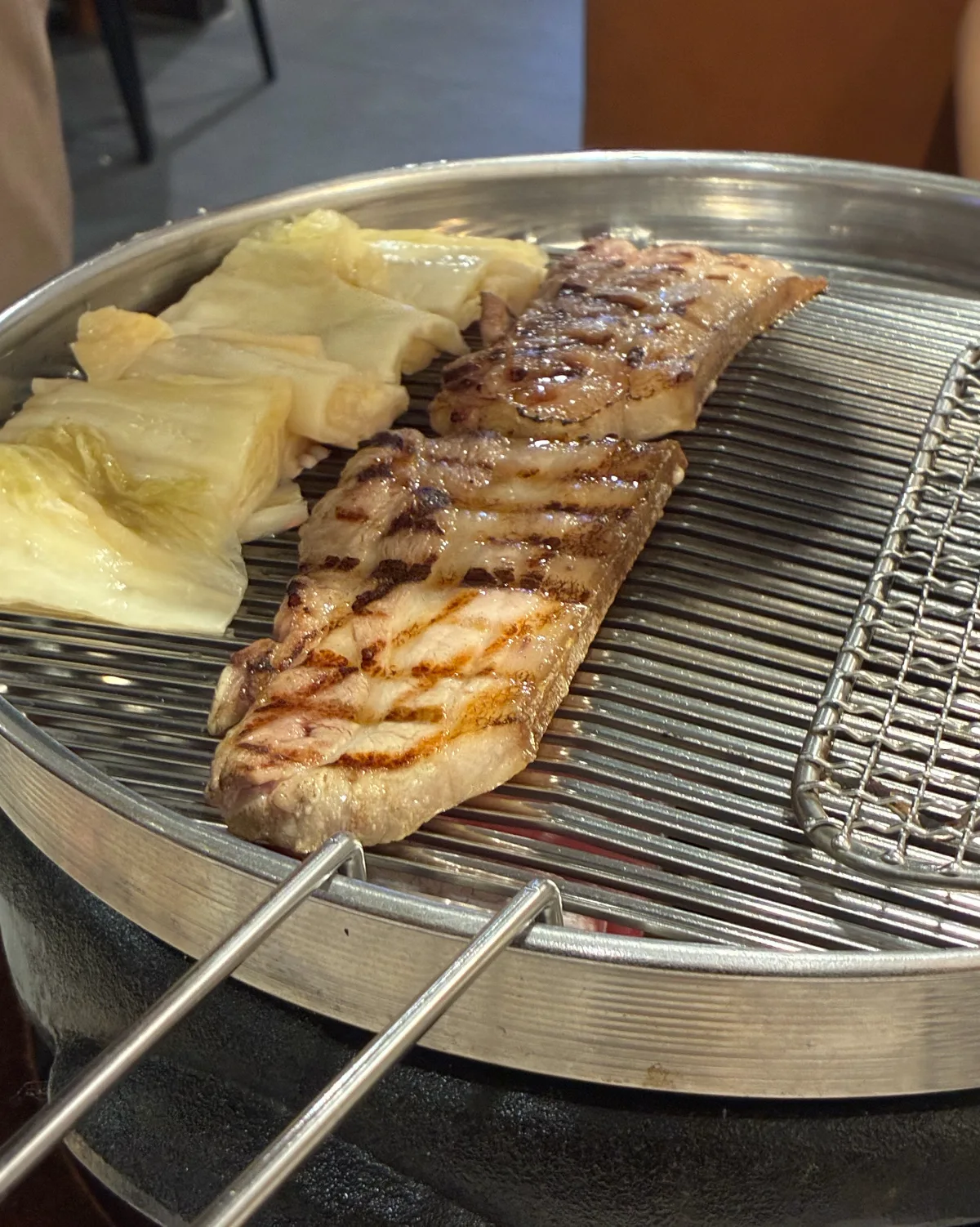 シンサコジプ 本店 — 豚肉の横で焼く白キムチ
