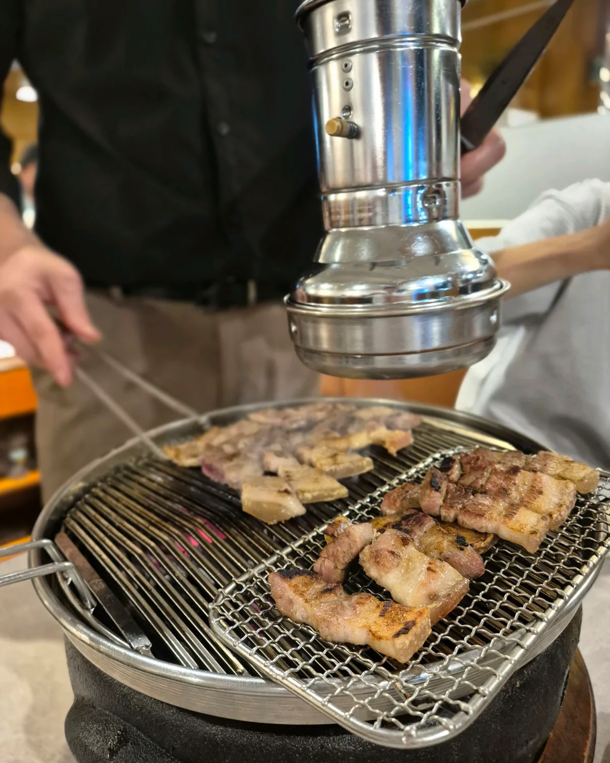スタッフが仕上げる炭火焼き