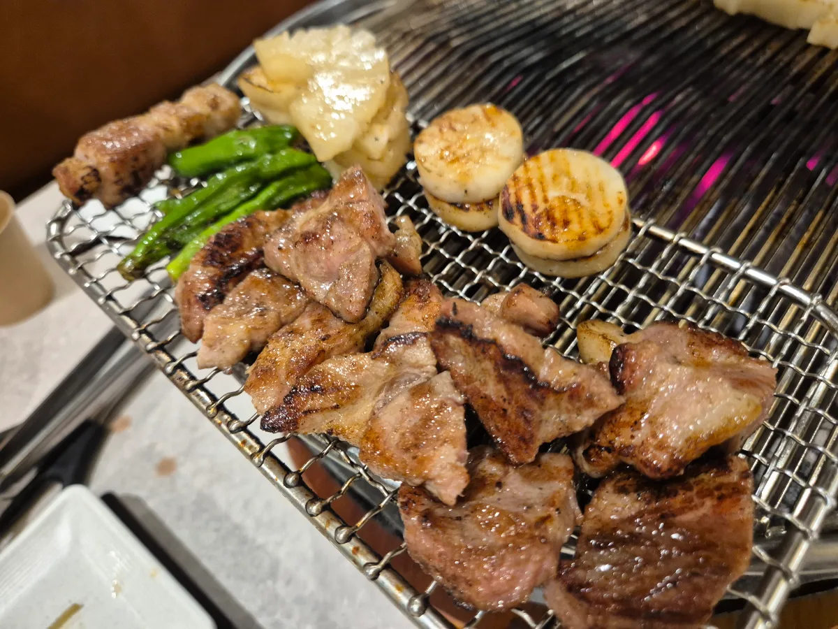 シンサコジプ 本店 — 網の上で焼いた豚肉と野菜
