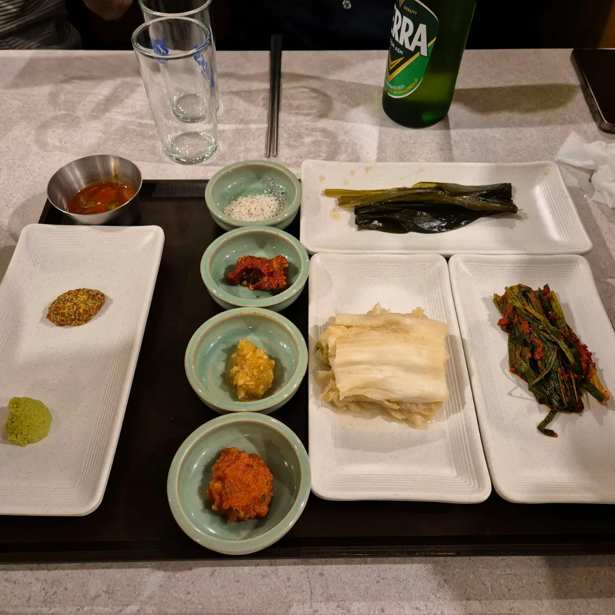 白キムチと薬味が並ぶ食卓