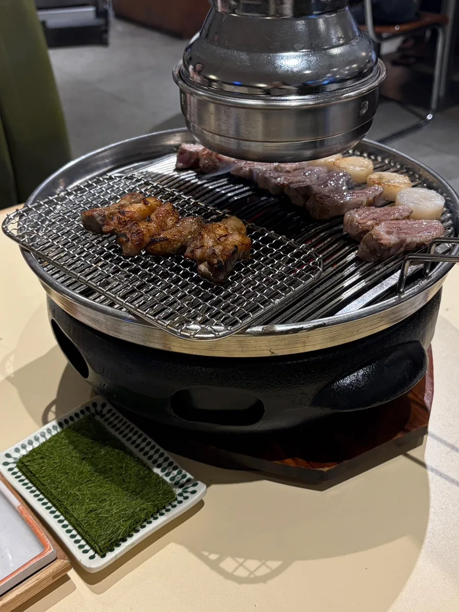 炭火で焼く豚肉とカムテ