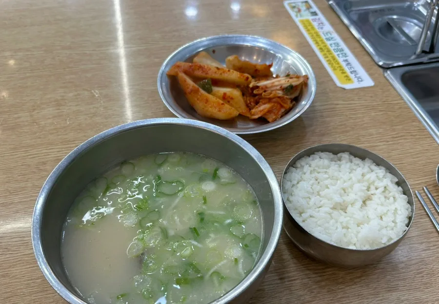 神仙ソルロンタン 明洞店 — 白いスープとご飯、キムチ