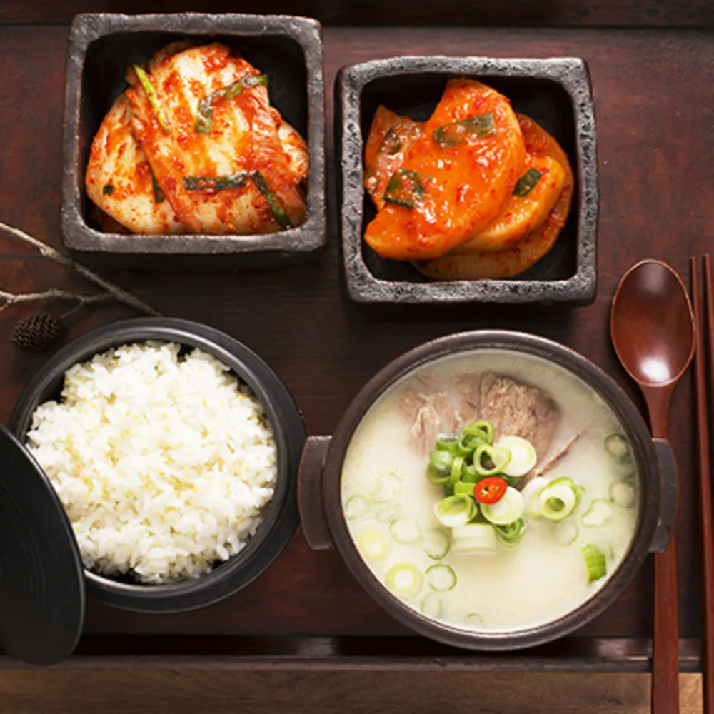 ソルロンタンとご飯、二種のキムチ
