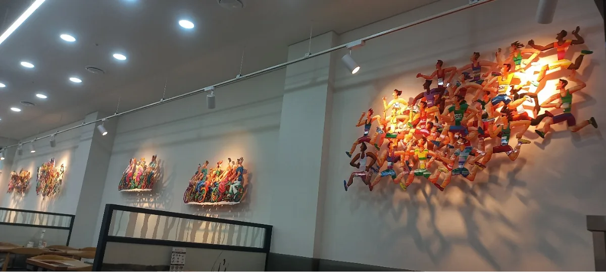 店内の壁に飾られた立体アート