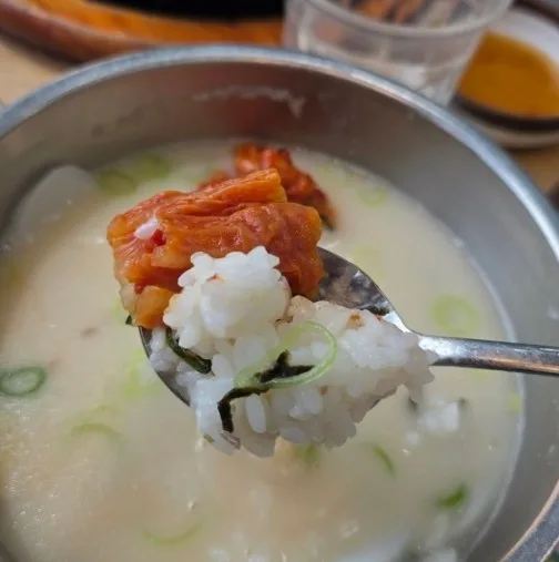 スープに浸したご飯とキムチをのせたスプーン