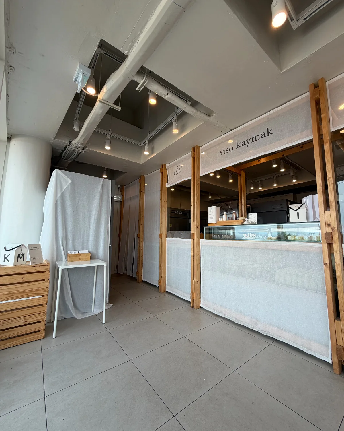siso kaymak 涯月店 — 白い布で囲まれた店内カウンター