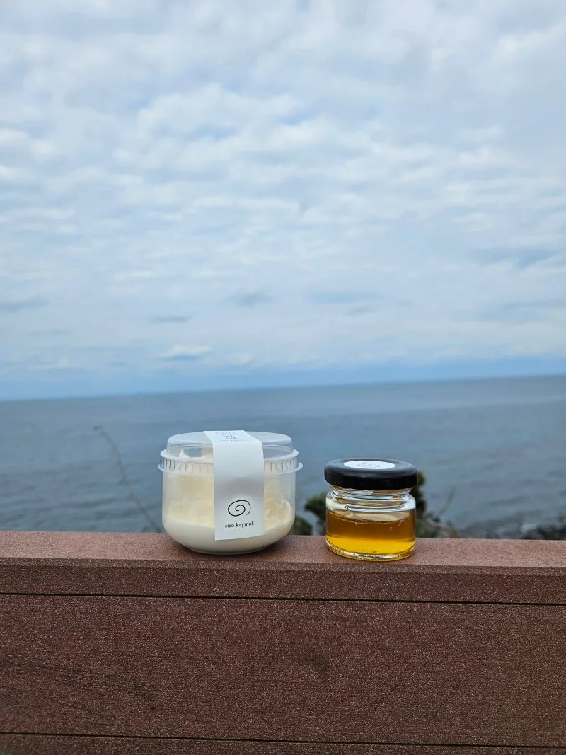 siso kaymak 涯月店 — 海を背景に並ぶカイマクと蜂蜜