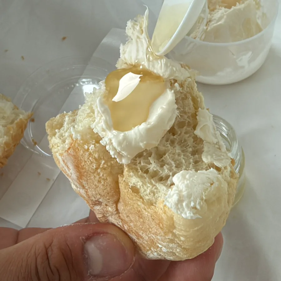 siso kaymak 涯月店 — カイマクと蜂蜜をのせたパン