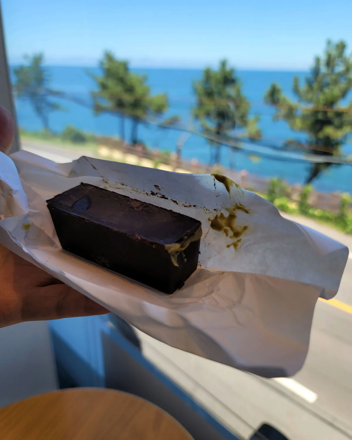 断面に緑のピスタチオがのぞくチョコレート