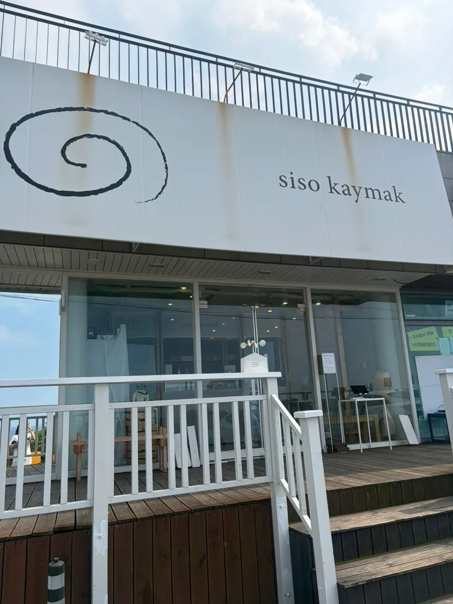 渦巻きロゴの看板を掲げた店先
