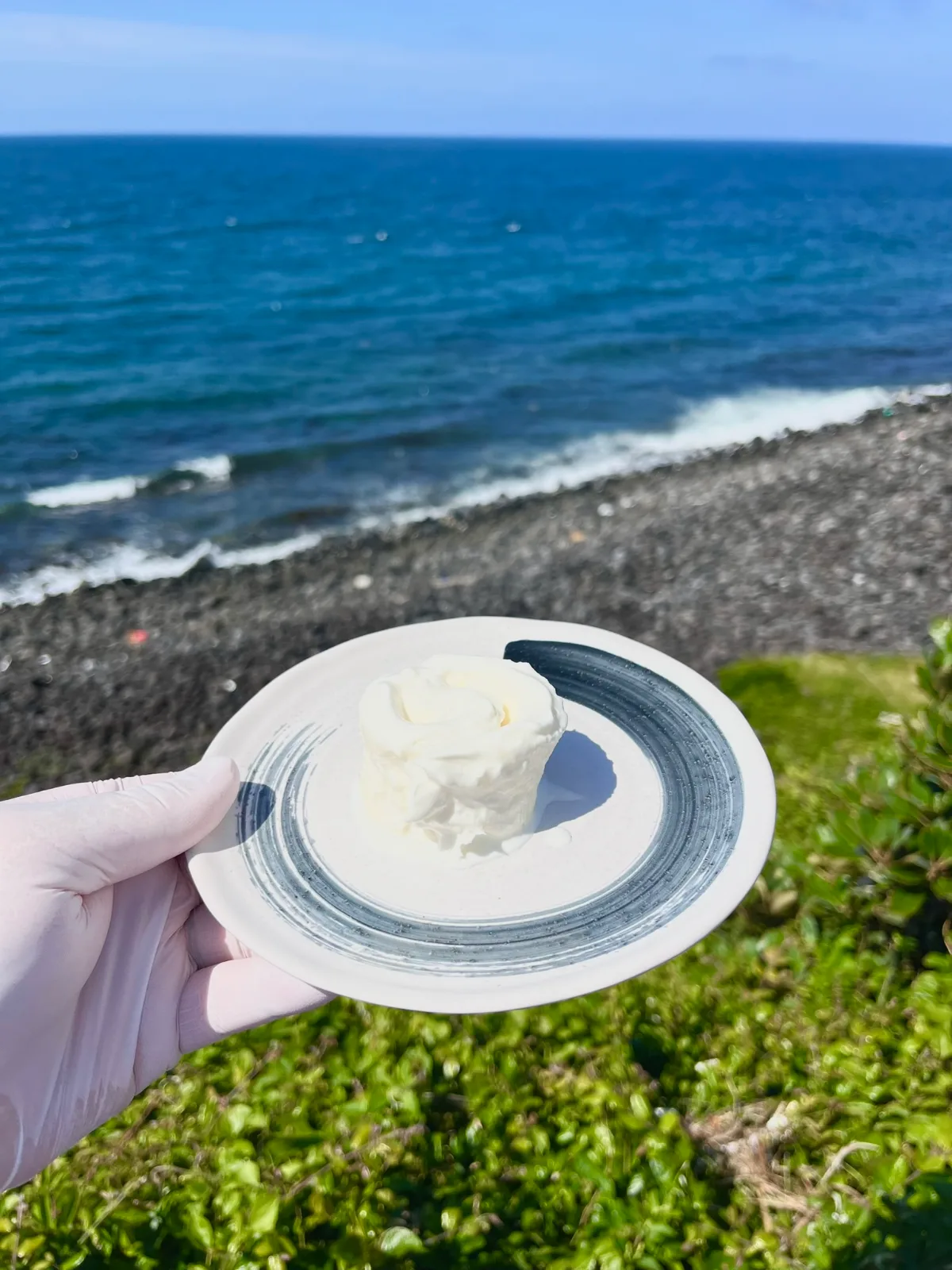 海を背にしたカイマクの皿