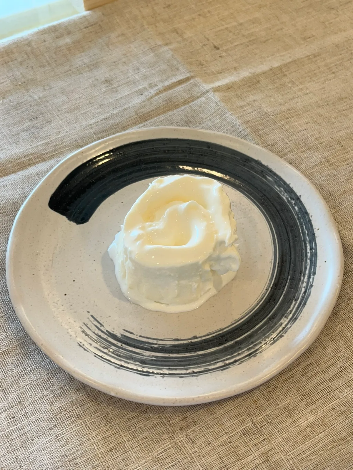 皿に盛られた厚いカイマク