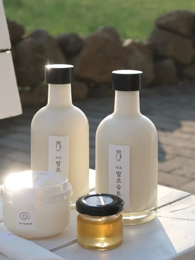 瓶入りのカイマク牛乳と蜂蜜
