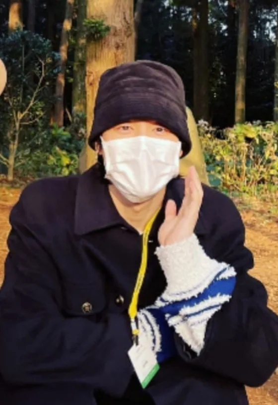 園内の木立の前に座るBTSジミン(ジミン本人のInstagram投稿より)