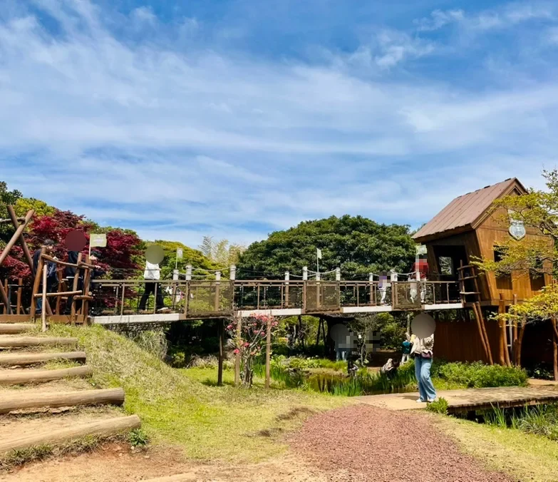 スヌーピーガーデン — 木の小屋へ続く空中通路