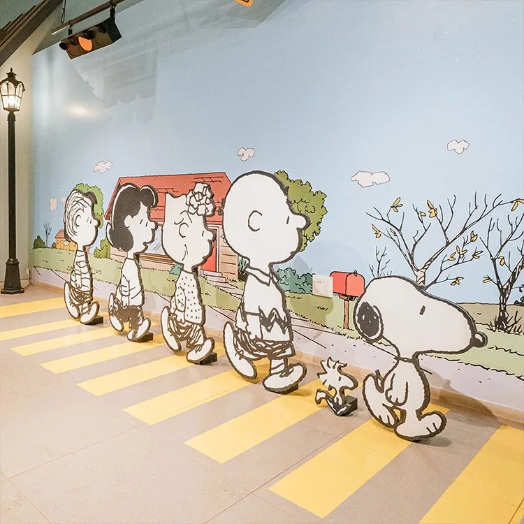 スヌーピーガーデン — 横断歩道を渡るピーナッツの仲間たちの展示