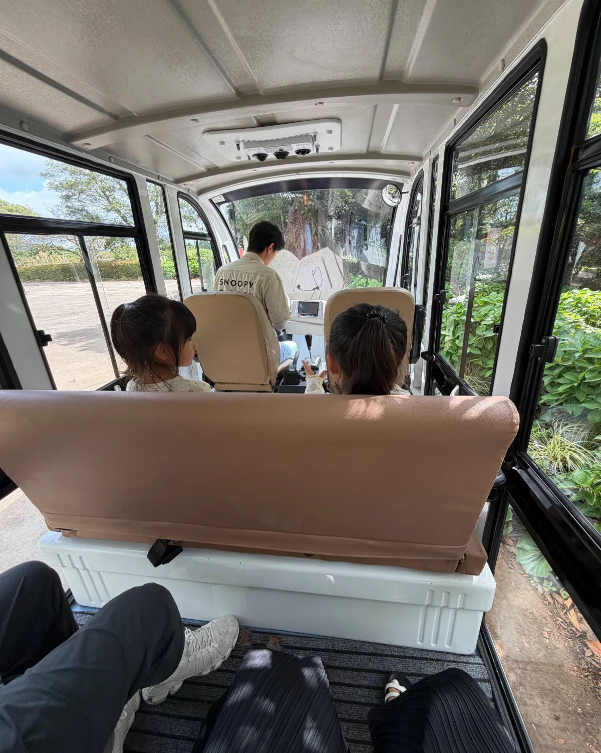 ドーセントツアーで使うガーデンバスの車内