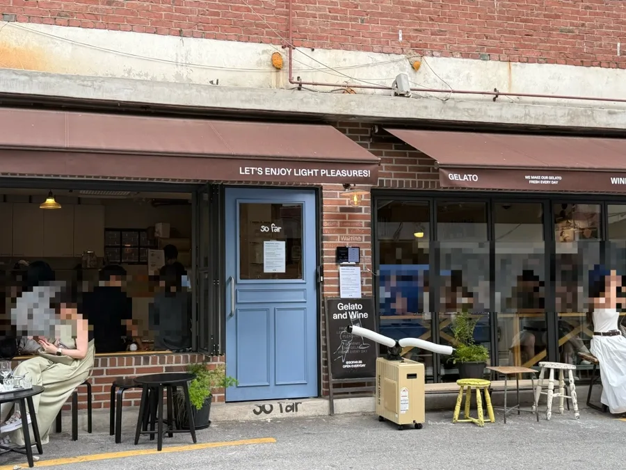 so far — 青い扉のある店先