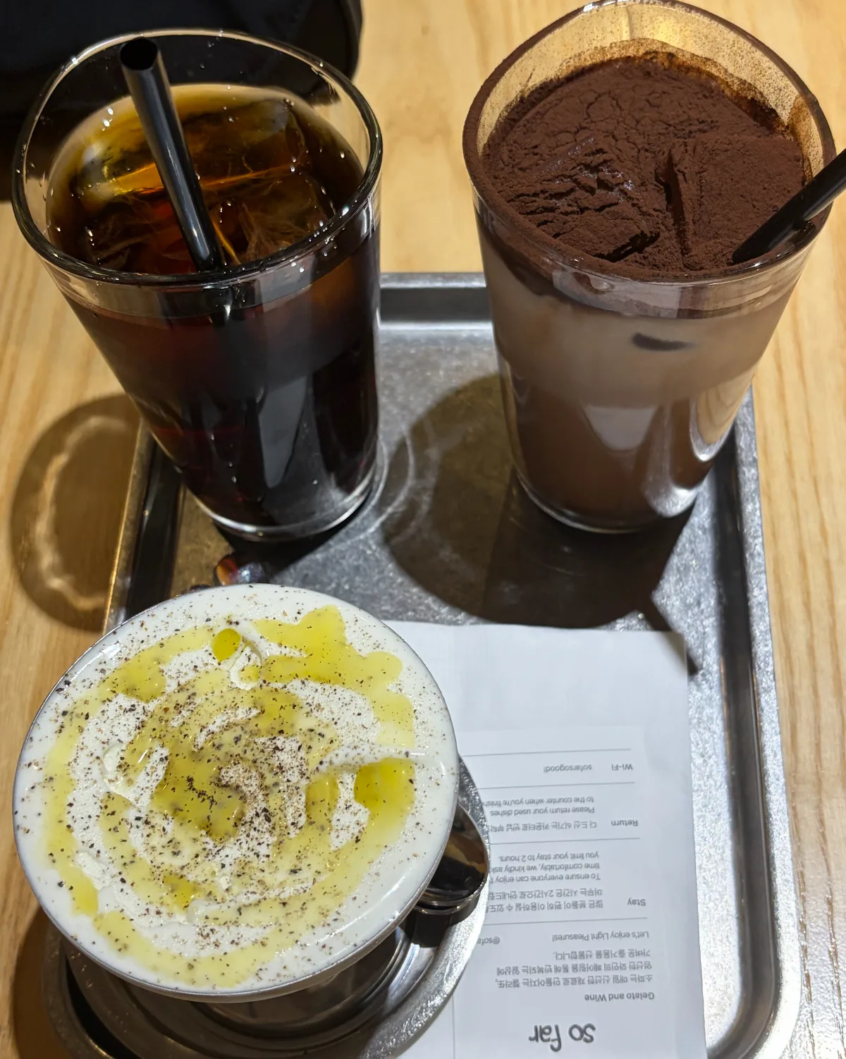 オイルをかけたジェラートと飲み物