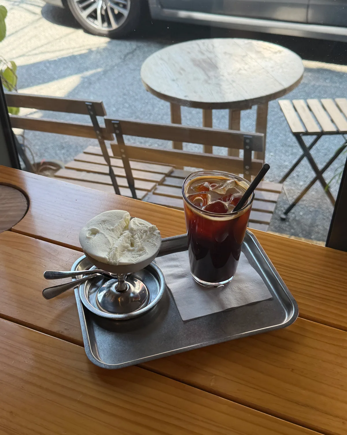 so far — 窓際の席とジェラート