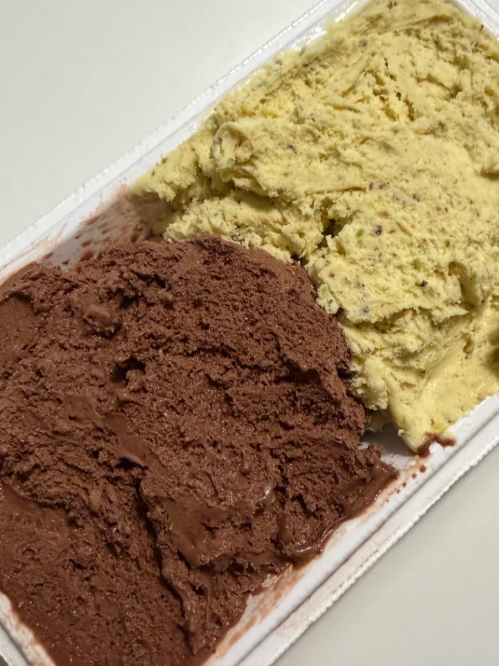 2種類のジェラートを詰めた持ち帰りボックス