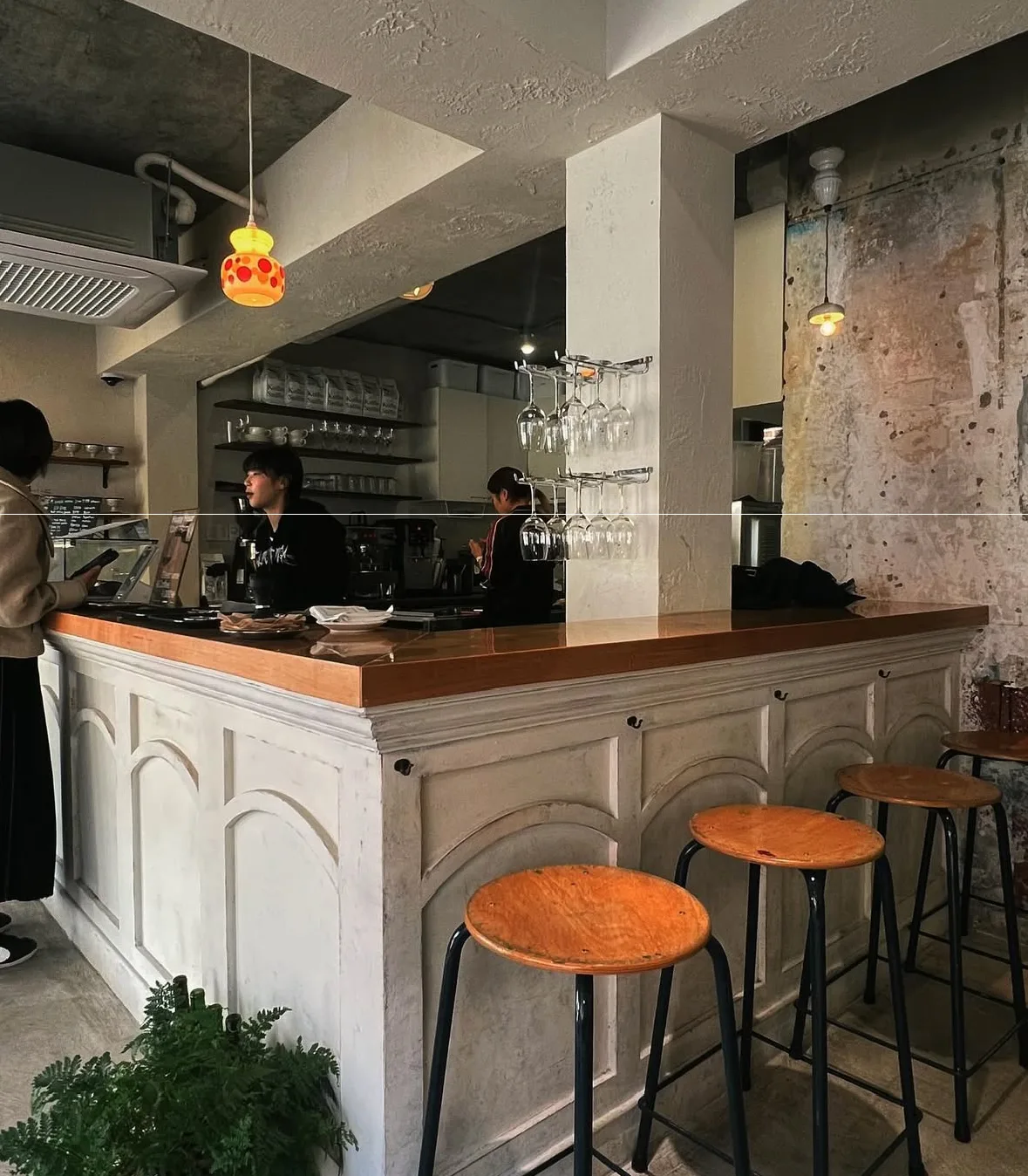 so far — 白いカウンターとスツールが並ぶ店内