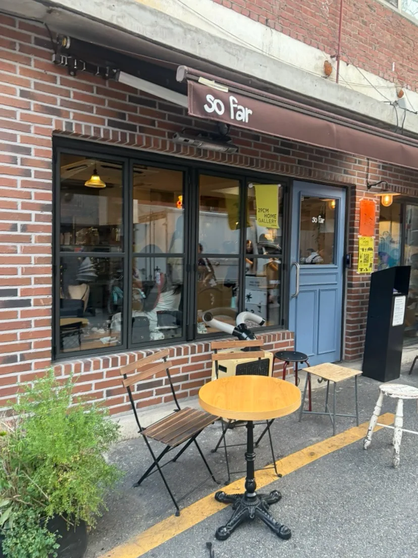 店先に置かれたテラスのテーブル